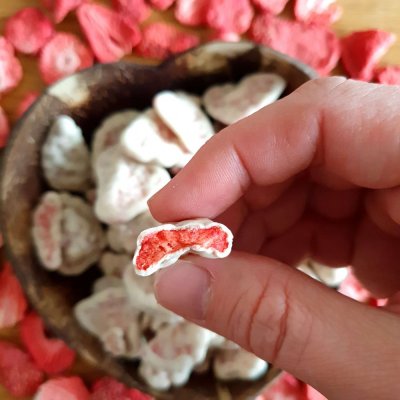 CHOCS Jahody plátky v 30% bílé čokoládě 80g