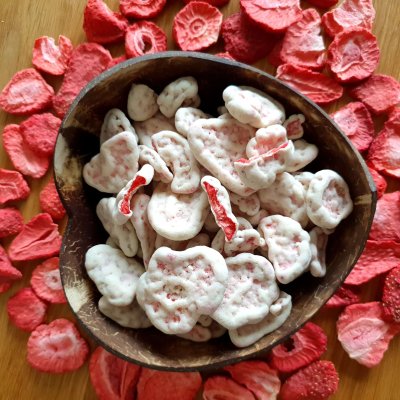 CHOCS Jahody plátky v 30% bílé čokoládě 80g
