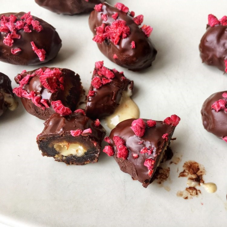 Datle v čokoládě plněné kešu krémem