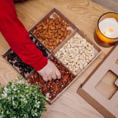 Dárkový box Přírodní ořechy s brusinkami 400g