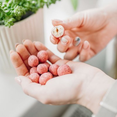 CHOCS Lískové ořechy v bílé čokoládě s malinou BIO 160g