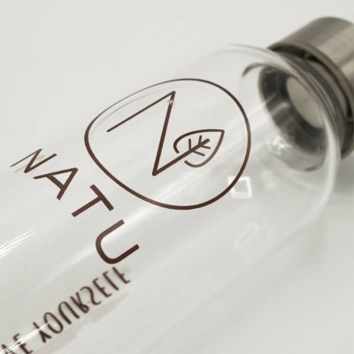 Skleněná lahev v šedém termo obalu NATU 550ml