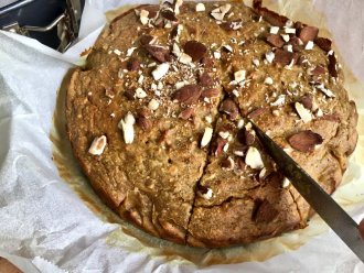 Banánový koláč s kurkumou slazený fíky
