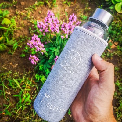 Skleněná lahev v šedém termo obalu NATU 550ml