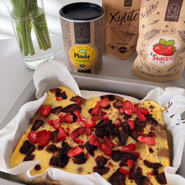 Tvarohová buchta s kakaem a jahodami