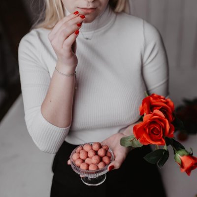 CHOCS Lískové ořechy v bílé čokoládě s malinou BIO 160g