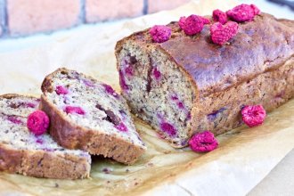 Malinový banana bread
