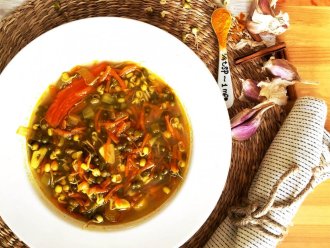 Mungo polévka se skořicí a kurkumou
