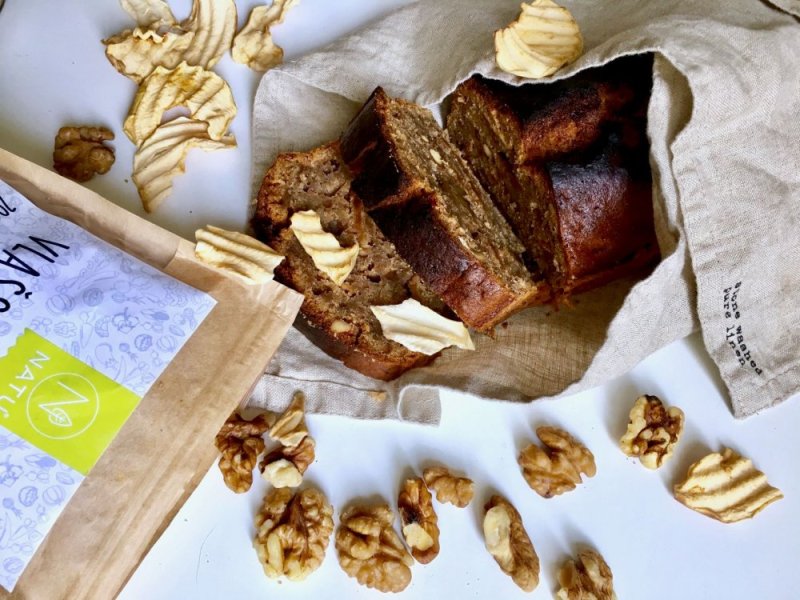 Banana bread s křížalami a vlašskými ořechy