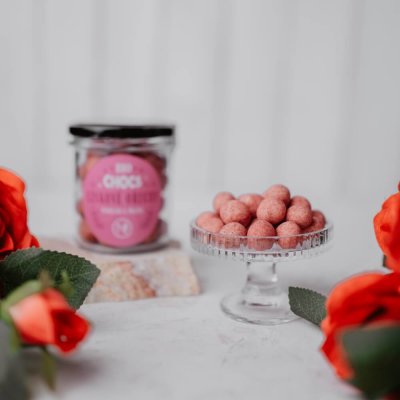CHOCS Lískové ořechy v bílé čokoládě s malinou BIO 160g