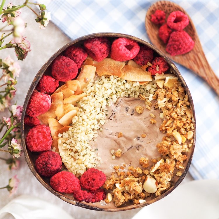 Kešu karobová smoothie bowl