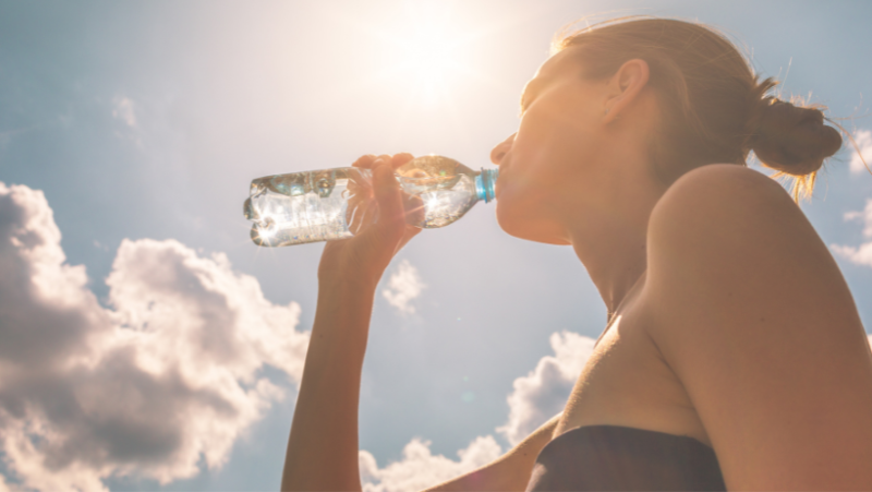 Hydratace v horkých dnech: Proč je důležitá a jak na ni nezapomínat