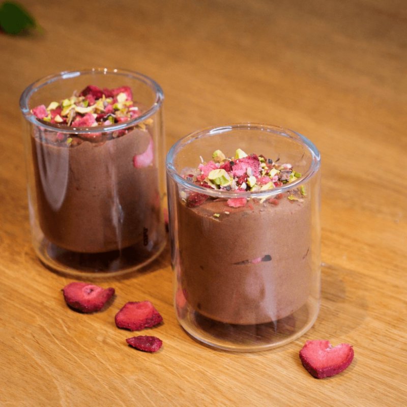 Jemný čokoládový mousse s lyofilizovanými jahodami