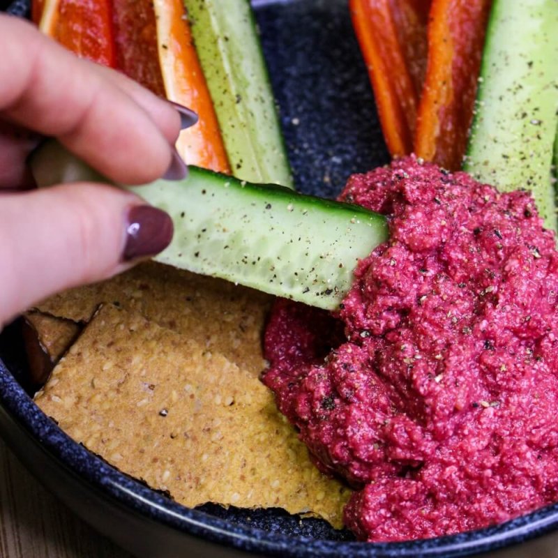Řepový hummus s cottage sýrem