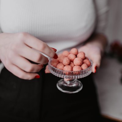 CHOCS Lískové ořechy v bílé čokoládě s malinou BIO 160g