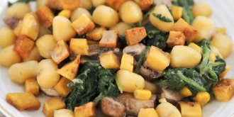 Gnocchi se špenátem, grilovaným tofu a krémovou omáčkou