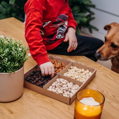Dárkový box Slané ořechy s třešněmi 390g
