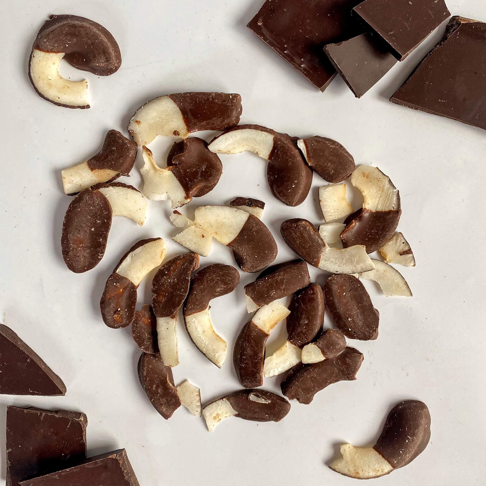 Kokosové chipsy polomáčené 50% hořká čokoláda — náhled 2